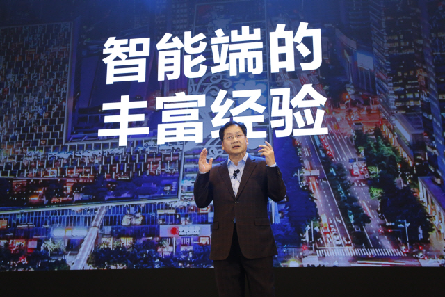 15일 중국 베이징 누오호텔에서 개최된 삼성 미래기술포럼에서 최철 삼성전자 DS 부문 중국총괄 부사장이 삼성의 AI 관련 부품 솔루션을 소개하고 있다./사진제공=삼성전자