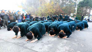 2019학년도 대학수학능력시험이 치러진 15일 강원도교육청 제52지구 제1시험장인 속초고에서 수험생 선배들을 응원하기 위해 나온 후배들이 ‘수능 대박’을 기원하는 큰절을 하고 있다. /속초=연합뉴스