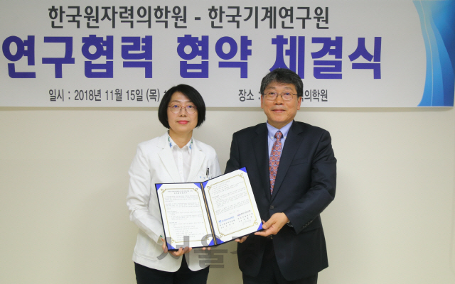 김미숙(왼쪽) 한국원자력의학원장과 박천홍 한국기계연구원장이 15일 원자력의학원에서 스마트 병원 시스템 구축을 위한 양해각서를 체결하고 협력을 다짐하고 있다. /사진=기계연구원.