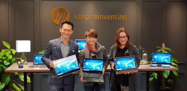 코 콩 맹(왼쪽) HP 동남아·한국 지역 총괄과 조세핀 탄(오른쪽) HP 컨수머 노트북 담당 부사장 등 HP관계자들이 15일(현지시간) 말레이시아 국제무역전시장(MITEC)에서 열린 제품 발표회에서 신형 노트북을 소개하고 있다. /사진제공=한국HP