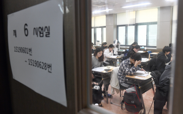 2019학년도 대학수학능력시험이 치러진 15일 서울 중구 이화여자외고에서 수험생들이 시험 시작을 기다리고 있다./이호재기자