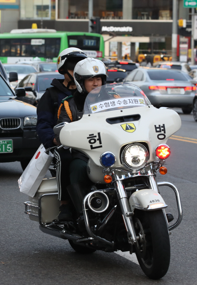 한 수험생이 15일 서울 방배역 인근에서 육군 수도방위사령부 헌병단의 모터사이클을 타고 시험장으로 향하고 있다./연합뉴스