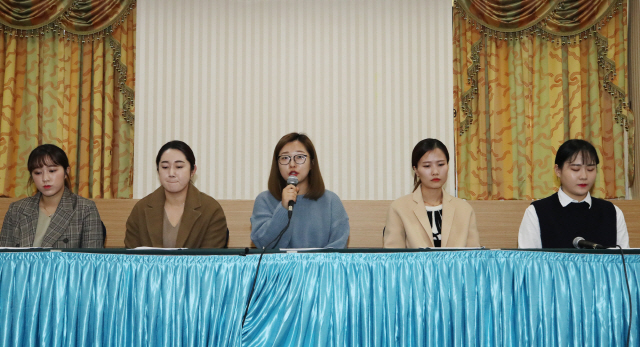 전 여자 컬링 대표팀 선수들이 15일 기자회견을 열어 감독 가족에게 받은 부당한 처우에 대해 설명하고 있다. /연합뉴스