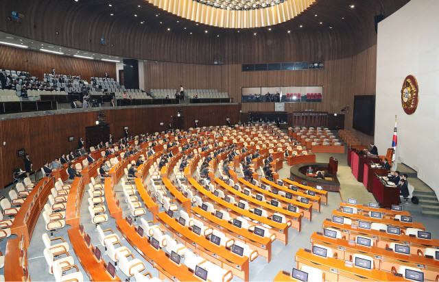 15일 오후 열린 국회 본회의가 자유한국당과 바른미래당의 불참으로 파행되자 더불어민주당 의원들이 자리를 떠나고 있다. /연합뉴스