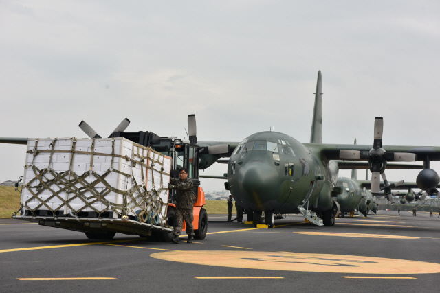 11일 오후 제주국제공항에서 공군 장병들이 북한에 보낼 제주산 감귤을 공군 C-130 수송기에 싣고 있다./연합뉴스