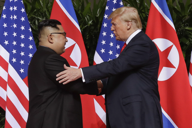 김정은(왼쪽) 북한 국무위원장과 도널드 트럼프 미국 대통령 /AP연합뉴스