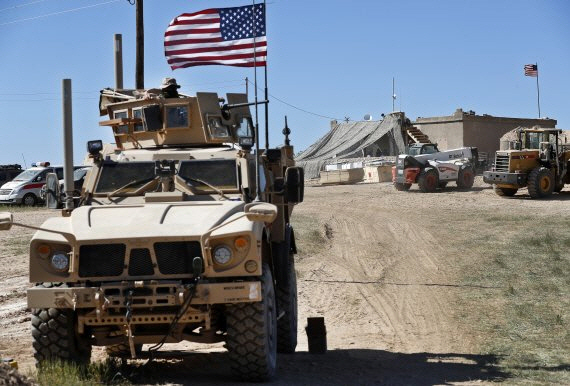 중동에 파병된 미군 차량이 시리아 북부 만브지에서 지난 4월 4일(현지시간) 차를 타고 이동하고 있다./AP=연합뉴스