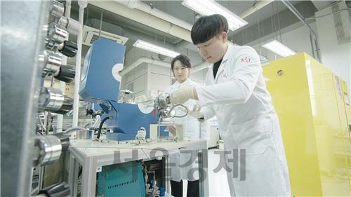 한국과학기술연구원(KIST) 연구진이 차세대 전자소자의 소재로 주목받는 질화붕소 합성기술을 실험하고 있다. /KIST