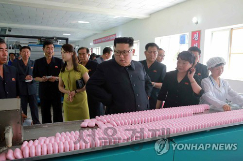 북한 김정은 국무위원장과 리설주 여사가 지난 7월 신의주 화장품공장을 시찰할 당시 모습. /연합뉴스