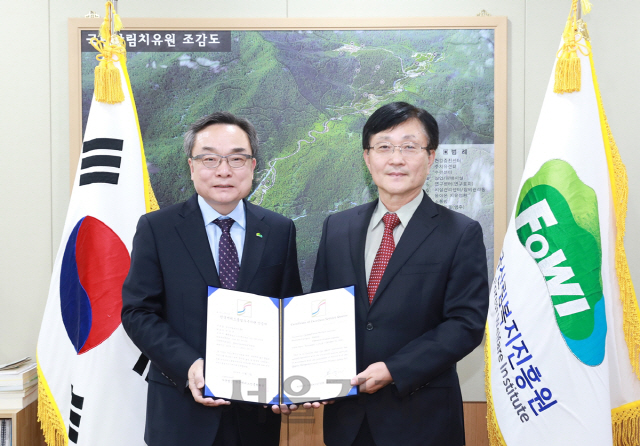 윤영균(사진 왼쪽) 한국산림복지진흥원장이 한국서비스품질 우수기업 인증서를 받고  유상현(〃오른쪽) 한국서비스진흥협회 부회장과 기념촬영을 하고 있다. 사진제공=산림청 한국산림복지진흥원