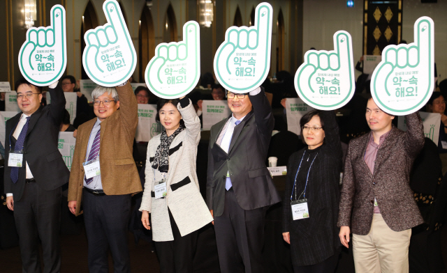 한국화학연구원과 한국제약바이오협회는 16일 오후 1시 30분 대전 유성구 화학연구원 디딤돌플라자 강당에서 ‘항생제 관련 사회문제 해결 연구개발(R＆SD) 포럼’을 진행했다. 사진은 13일 항생제 내성 예방 주간 기념식에서 참석자들이 항생제 내성 예방 주간 선포 퍼포먼스를 하는 모습./연합뉴스