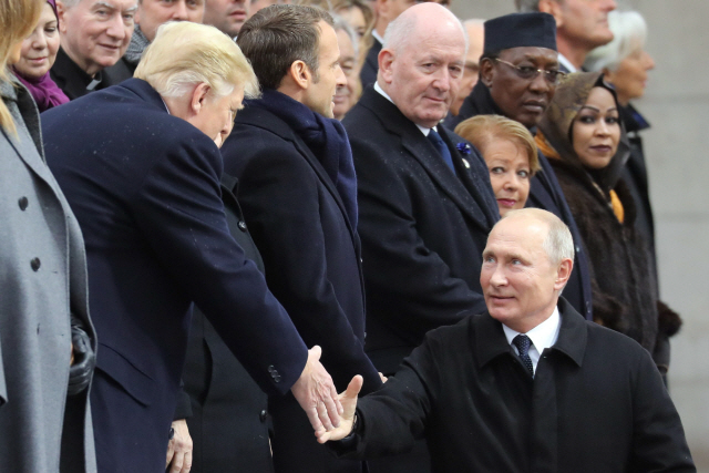도널드 트럼프 미국 대통령과 블라디미르 푸틴 러시아 대통령이 지난 11일(현지시간) 프랑스 파리에서 만나 악수하고 있다. /파리=AFP연합뉴스