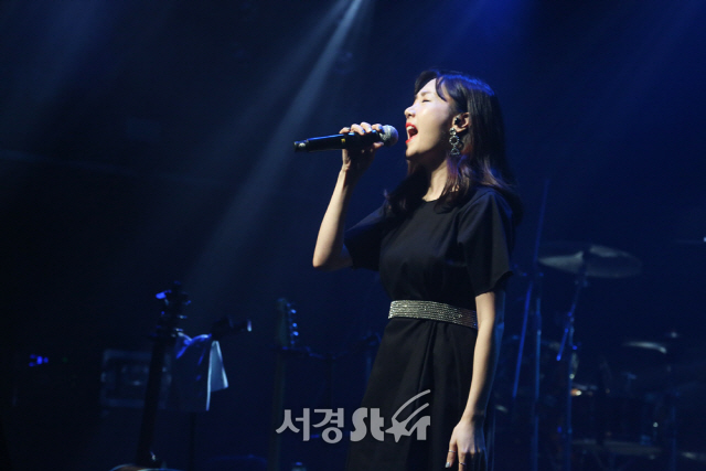 가수 별이 16일 서울 마포구 웨스트브릿지 라이브홀에서 열린 싱글 앨범 ‘눈물이 나서’ 발매 기자간담회에서 노래하고 있다.