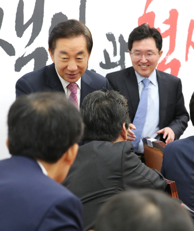 자유한국당 김성태 원내대표(왼쪽)가 16일 오전 국회에서 열린 원내대책회의에 입장하며 참석한 의원들과 인사하고 있다. 오른쪽은 김용태 사무총장./연합뉴스