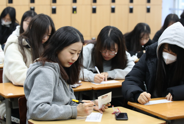 16일 오전 서울 성동구 무학여고에서 수험생들이 2019학년도 대학수학능력시험 가채점표를 작성하고 있다./연합뉴스