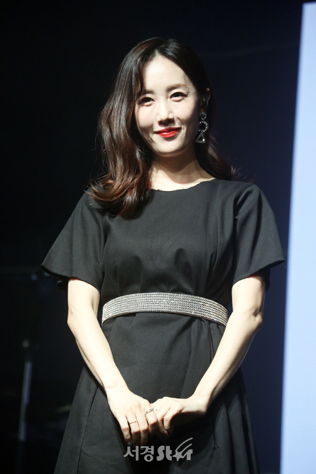 가수 별이 16일 서울 마포구 웨스트브릿지 라이브홀에서 열린 싱글 앨범 ‘눈물이 나서’ 발매 기자간담회에 참석하고 있다.