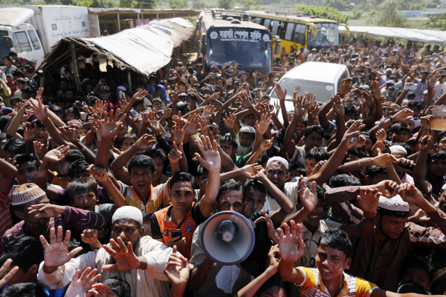 15일(현지시간) 방글라데시의 운치프랑 난민 캠프에 로힝야 난민들을 미얀마 본국으로 태우고 갈 버스가 도착한 가운데 난민들이 송환에 반대하며 시위를 벌이고 있다. /EPA연합뉴스