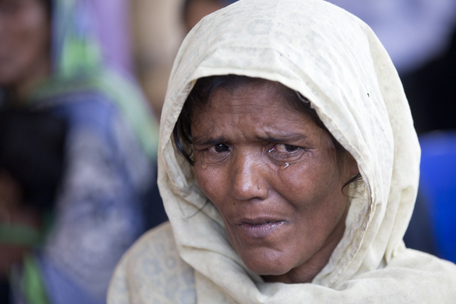 15일(현지시간) 방글라데시의 운치프랑 난민 캠프에서 한 난민 여성이 송환 소식을 듣기 위해 다른 사람들과 함께 기다리며 울고 있다. /AP연합뉴스