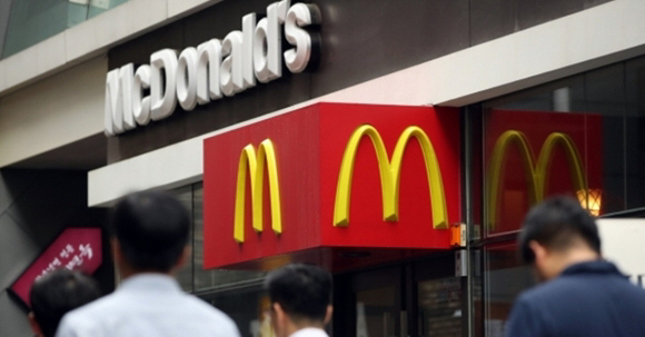 맥도날드 드라이브스루 매장에서 아르바이트 직원에게 음식을 던진 40대 남성이 경찰 조사를 받고 있다./연합뉴스