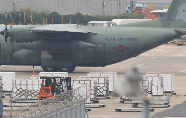 지난 11일 오후 제주국제공항에서 상자에 담긴 제주산 귤이 공군 C-130 수송기에 실리고 있다./제주=연합뉴스