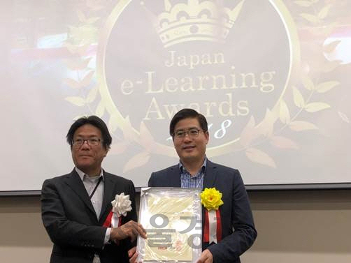 일본 도쿄에서 15일 열린 ‘제15회 일본 이러닝 어워드’에서 조영탁(오른쪽) 휴넷 대표가 게임러닝 프로그램 ‘아르고’로 글로벌 부문 특별상을 수상했다. /사진제공=휴넷