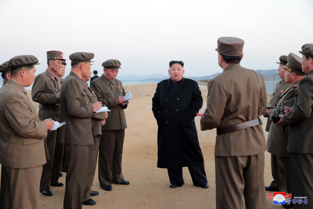 김정은 북한 국무위원장이 ‘새로 개발한 첨단전술무기’ 실험을 지도했다고 조선중앙통신이 16일 보도했다. /연합뉴스