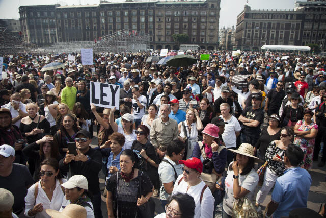 수천명의 시위대가 지난 11일(현지시간) 멕시코시티에서 신공항 사업 중단 계획에 반대하는 집회를 벌이고 있다. /멕시코시티=AP연합뉴스