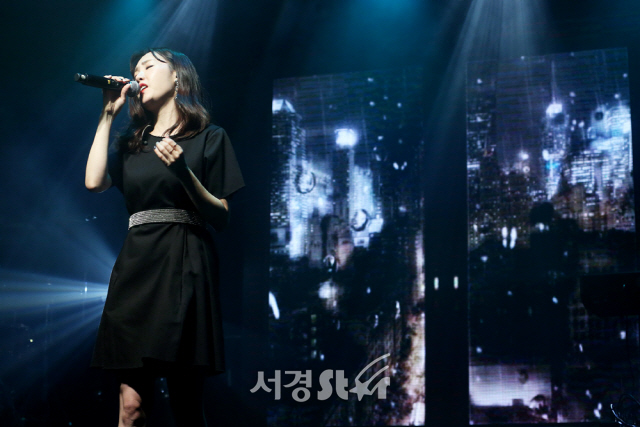 가수 별이 16일 서울 마포구 웨스트브릿지 라이브홀에서 열린 싱글 앨범 ‘눈물이 나서’ 발매 기자간담회에서 노래하고 있다.