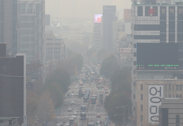 초미세먼지 농도가 ‘나쁨’ 수준을 보이는 등 온종일 공기가 좋지 않으리라고 예보된 16일 오전 서울 종로구 도심 일대가 온통 뿌옇게 보인다./연합뉴스