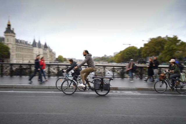 지난 2017년 10월1일 파리 전역에서 진행된 ‘차 없는 날’에 자전거들이 거리를 질주하고 있다.  /AFP통신