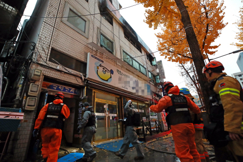 9일 오전 화재가 발생한 서울 종로구 관수동의 한 고시원에서 소방 관계자들이 사고 수습을 하고 있다. /연합뉴스