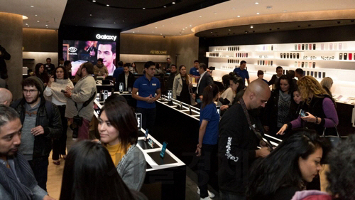 멕시코인들이 15일(현지시간) 멕시코시티 남부 최대 쇼핑센터인 페리수르 몰에 문을 연 삼성 스토어를 찾아 둘러보고 있다. /연합뉴스
