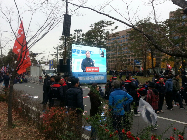 한국노동조합총연맹 조합원들이 17일 국회 앞에서 열린 전국노동자대회에 참석해 있다.    /변재현기자