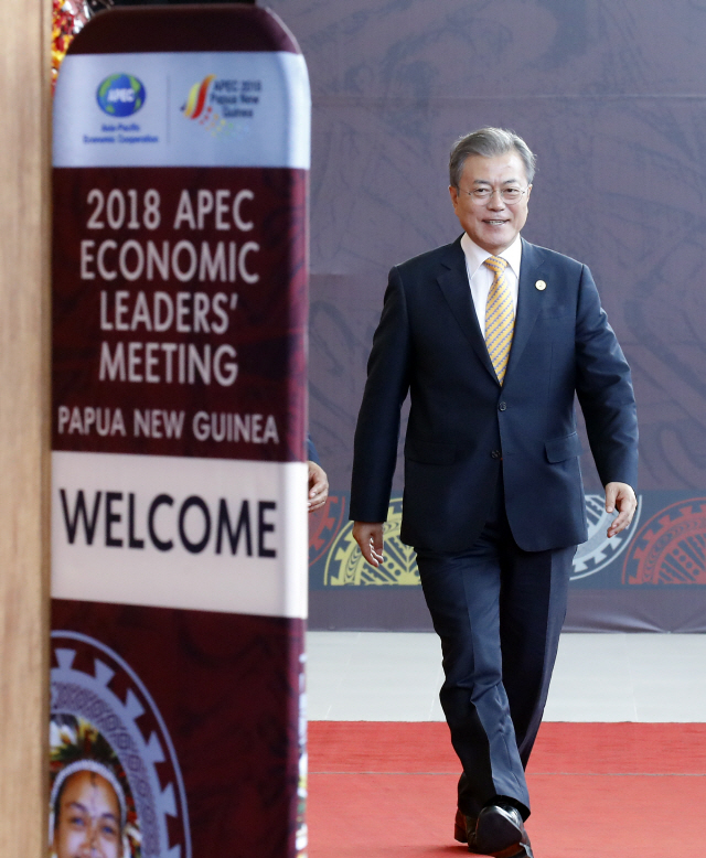 아시아태평양경제협력체(APEC) 정상회의 참석차 파푸아뉴기니를 찾은 문재인 대통령이 17일 오후 포트모르즈비 APEC 하우스에서 열린 ‘APEC 지역 기업인 자문회의(ABAC)와의 대화’에 입장하고 있다. /연합뉴스