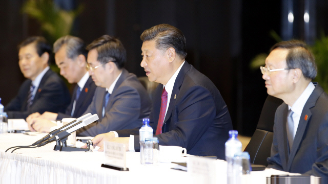 중국 시진핑 국가주석이 17일 오후 포트모르즈비 시내 스탠리 호텔에서 열린 한-중 정상회담에서 발언하고 있다./연합뉴스