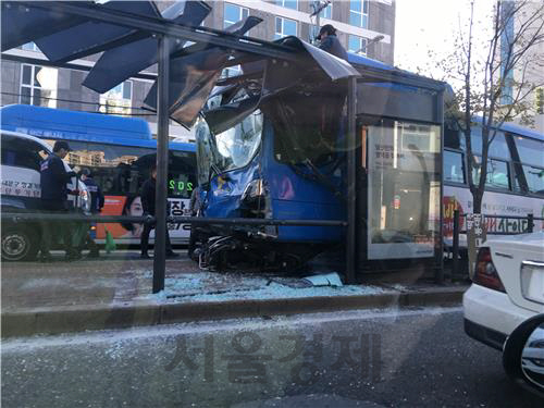 서울 동대문구서 시내버스 돌진으로 11중 추돌사고...운전자 “왜 그랬는 지 몰라”
