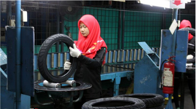 인도네시아 멀티스트라다 생산 공장에서 직원이 제작된 타이어를 점검하고 있다. /사진제공=멀티스트라다 홈페이지