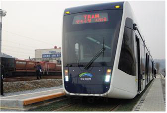 한국철도기술연구원이 충북 오송 차량기지에서 시승체험을 진행중인 무가선 트램./사진제공=대구시