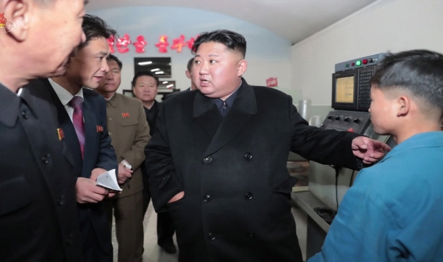 김정은 북한 국무위원장이 광학유리를 생산하는 평안북도의 대관유리공장을 시찰했다고 조선중앙TV가 18일 보도했다./연합뉴스