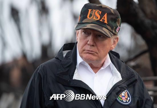 도널드 트럼프 미국 대통령이 17일(현지시간) 캘리포니아주 말리부의 산불피해 지역을 찾았다. /사진=AFPBBNews