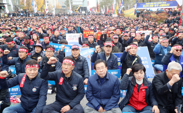 지난 17일 오후 서울 영등포구 여의도 국회 앞에서 열린 2018 전국노동자대회에서 박원순(앞줄 오른쪽 세번째) 서울시장이 김주영(〃 〃 네번째) 한국노총 위원장 등과 함께 앉아 있다. /연합뉴스