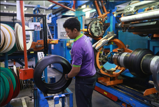 인도네시아 현지 2위 타이어기업인 멀티스트라다의 생산공장에서 직원이 제작된 타이어를 점검하고 있다. /멀티스트라다 홈페이지