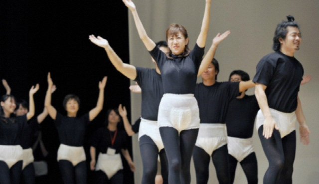 일본에서 열린 성인용기저귀 패션쇼 모습  /AFP
