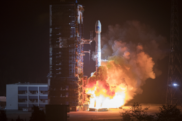 19일 중국 쓰촨성 시창위성발사센터에서 베이더우 3호위성이 발사되고 있다. /신화연합뉴스