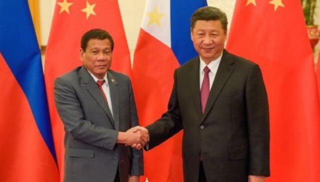 지난해 5월 베이징에서 만난 두테르테 필리핀 대통령과 시진핑 중국 국가주석.   /연합뉴스