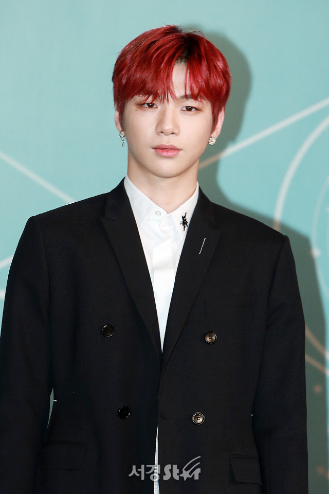 워너원 멤버 강다니엘이 참석해 포토타임을 갖고 있다.