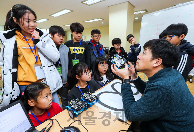 한국GM이 지난 17일부터 이틀간 부천 기술교육원에서 진행한 ‘2018 쉐보레 자동차 과학교실’에 참가한 어린이들이 선생님으로부터 다양한 미래자동차 기술 원리에 대해 설명을 듣고 있다. /사진제공=한국GM