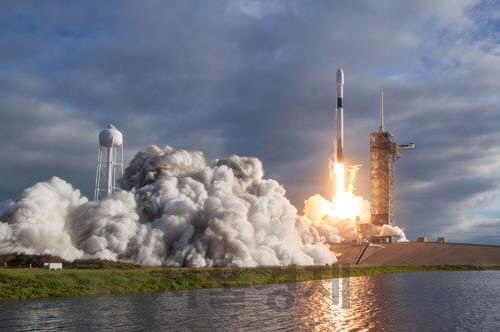 지난 15일 스페이스X의 팰컨-9 로켓이 지난해와 같이 18번째 발사에 성공하고 있다.