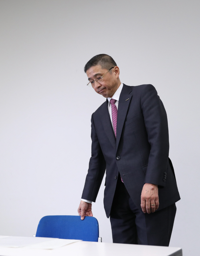 사이카와 히로토 닛산자동차 최고경영자(CEO)가 19일 침울한 표정으로 기자회견장에 착석하고 있다. /요코하마=AFP연합뉴스