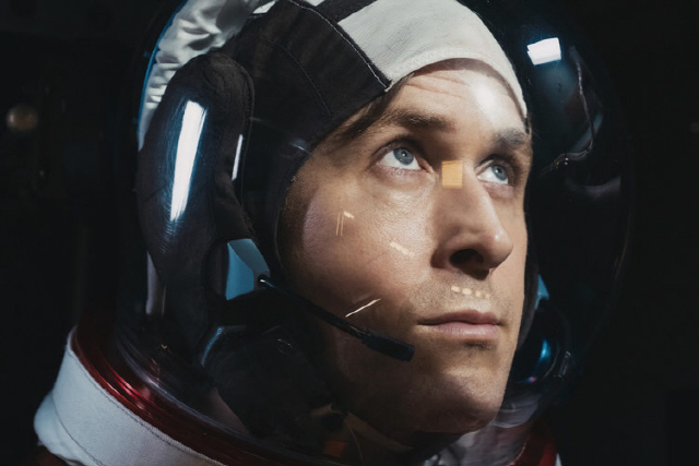 영화 ‘퍼스트맨’의 한 장면. 닐 암스트롱(라이언 고슬링 분)이 아폴로11호에 탑승해 달을 쳐다보고 있다.